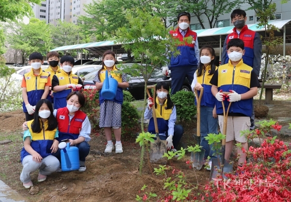 구미왕산초등학교에서 식목행사를 가지고 기념촬영을 하는 모습.  사진=경북적십자사