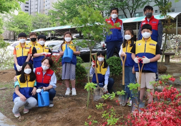 구미왕산초등학교에서 식목행사를 가지고 기념촬영을 하는 모습.  사진=경북적십자사