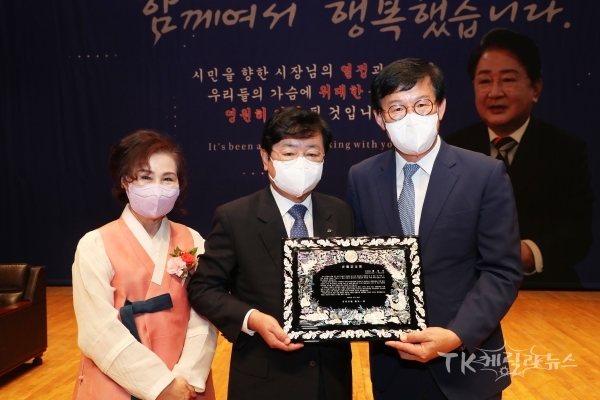 안동시 부시장 재직기념패. 사진=안동시