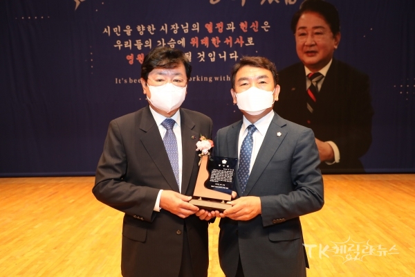 김호석 안동시의회 의장 감사패 전달. 사진=안동시