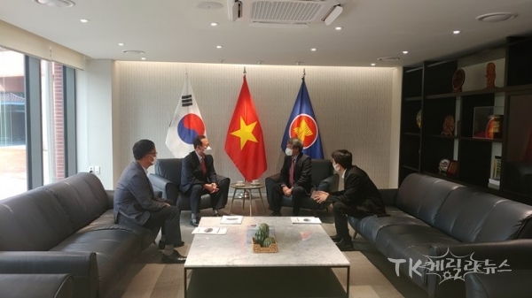 박현국 봉화군수(왼쪽에서 두번째)가 응우옌 부퉁 주한베트남 대사(왼쪽에서 세번째)를 만나 봉화 베트남마을 조성사업 추진에 대해 논의하고 있다