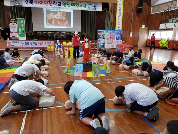 ‘4분의 기적' 심폐소생술 및 응급상황 대처 교육을 체험하고 있다.