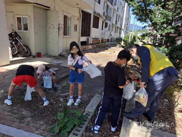 쓰레기를 줍는 모습.  사진=경북적십자사