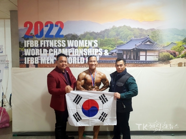윤석규 안동시보디빌딩협회장, 박규수 선수, 김동모 전무이사 (왼쪽부터). 사진=안동시체육회