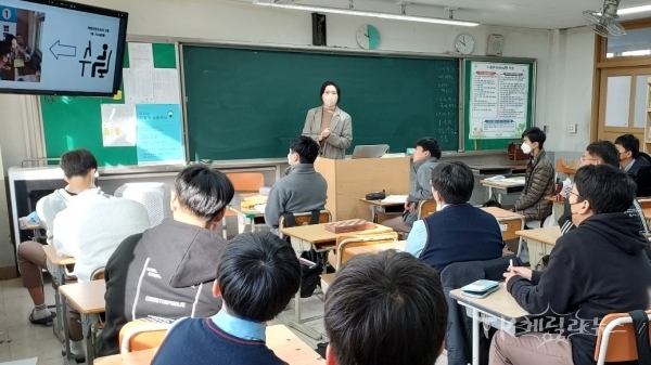 대구병역진로센터 전문상담관이 능인중학교 학생들에게 병역이행과정을 설명하고 있는 모습.  사진=대구경북병무청