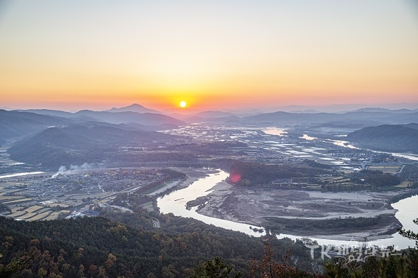 화산상당 일출.  사진=안동하회마을보존회