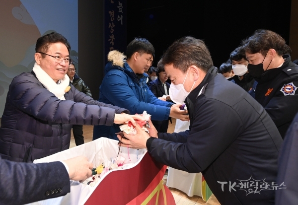 직원 복주머니 전달. 사진=경북도