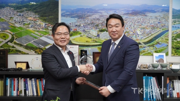 정희용 국회의원 감사패 전달. 사진=경북도