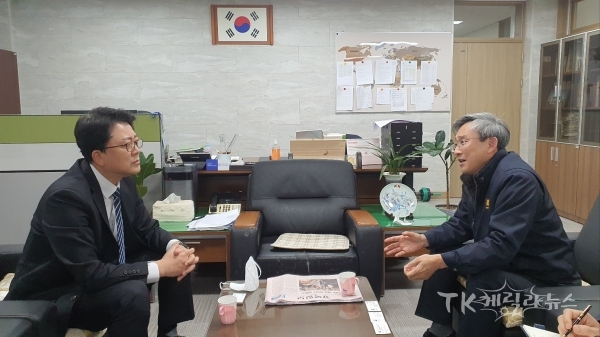 임종배 대구경북지방병무청장이 포항제철공업고등학교 이성열 교장과 병역진로설계 업무 협력방안에 대해 논의하고있다. 사진=대구경북병무청