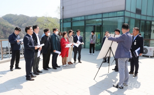 안동시의회 문화복지위원회가 안동댐 물문화관과 안동시 용상동 일원에 추진 중인 A+ 안동 컬처팜팩토리(거점센터) 현장을 직접 살펴보고 있다. 사진=안동시의회