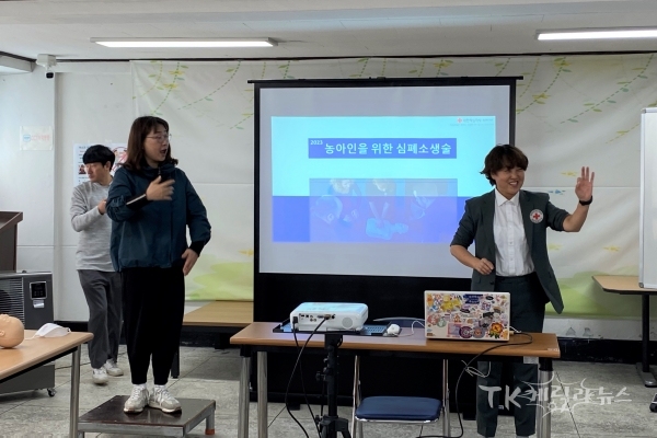 경북농아인협회 영천시지회에서 심폐소생술 강습을 하는 모습_좌측에서 수어통역사가 강사의 말을 통역을 하고 있다. 사진=경북적십자사