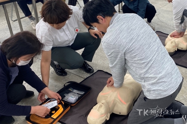 시각적으로 피드백이 가능한 마네킹과 자동심장충격기를 활용해 심폐소생술 실습을 하는 모습_마네킹을 압박하면 혈류의 흐름이 시각적으로 보인다. 사진=경북적십자사