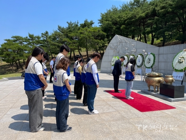 추념식에 앞서 RCY회원들이 참배하는 모습.