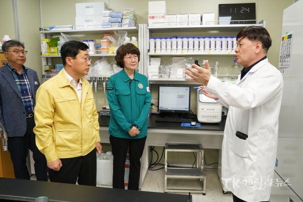 경북 현장진단실 점검(좌측두번째 윤종철 농진청 차장). 사진=경북농업기술원