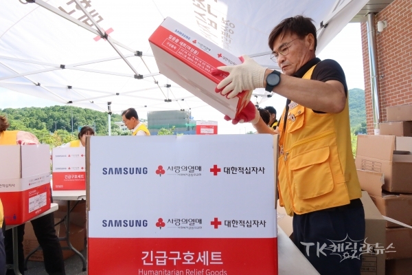 긴급구호품 세트화 작업을 진행하는 모습.  사진=경북적십자사