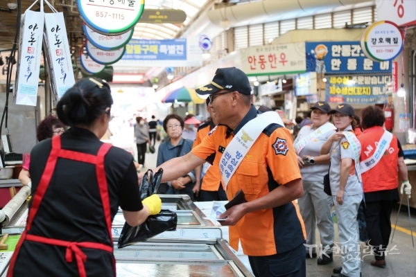 심학수 안동소방서장 전통시장 장보기. 사진=안동소방서