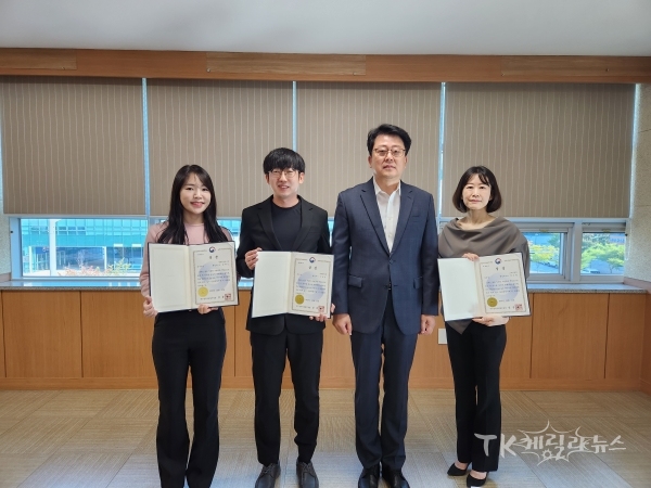 대구경북병무청은 하반기 마이잡 아이디어 경진대회 우수제안 직원에게 포상하고 기념촬영을 하고 있다. 사진=대구경북지방병무청