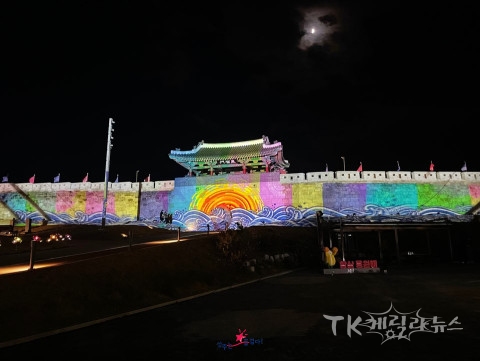 성주야경명소 역사테마공원에서 펼쳐지는 미디어파사드. 사진=성주군