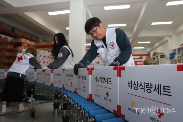 경북적십자사 직원들이 비상식량세트를 재난구호창고 내부에 비축하고 있다. 사진=경북적삽자사