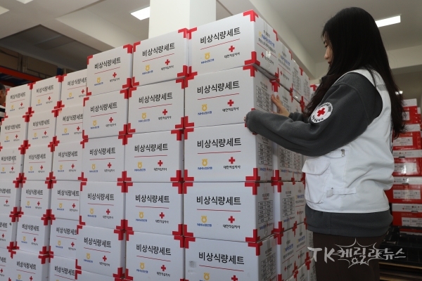 경북적십자사 직원이 적재된 비상식량세트의 재원을 검토하고 있다.  사진=경북적십자사