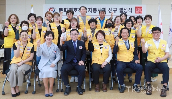 봉화명호봉사회 신규 결성식 단체 기념 촬영 (좌측부터) 김지숙 봉화군협의회 회장, 신동화 경북여성봉사특별자문위원, 이진훈 경북적십자사 사무처장, 장수진 봉화명호봉사회 회장, 김영락 경북협의회 회장, 김경일 경북협의회 감사.  사진=경북적십자사