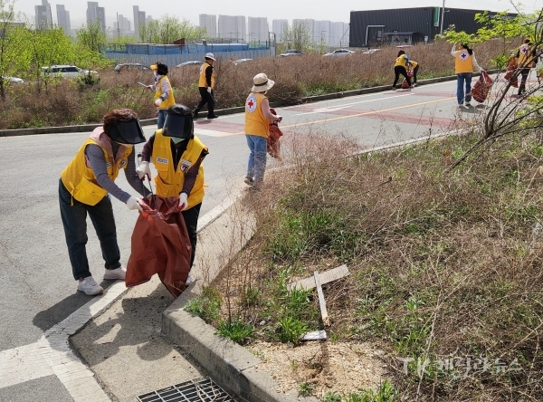 적십자봉사원들이 인덕초등학교 및 어린이공원, 폐부지에서 환경정화 봉사활동을 진행하고 있다.  사진=경북적십자사