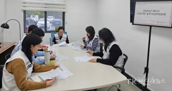 솔루션실무위원들이 선정된 긴급지원 후보자들의 지원 결정 여부에 대해 논의하고 있다. 사진=경북적십자사