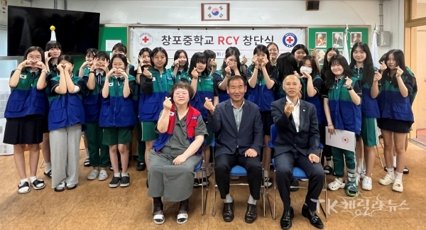 창포중학교 RCY 창단 기념 촬영 (앞줄 왼쪽부터) 최영선 지도교사, 구자룡 명예단장, 정찬용 본부장. 사진=경북적십자사