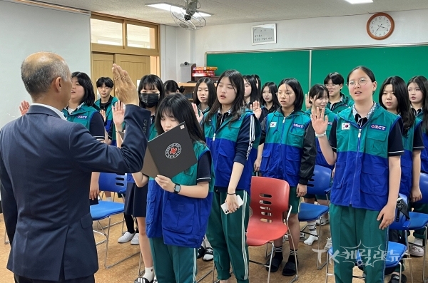 RCY단원 맹세를 하고 있는 창포중학교 단원들의 모습. 사진=경북적십자사