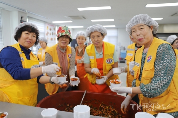 어머니 집반찬이 생각나는 오이소박이, 적십자 봉사원들이 용기에 나눠 담고 있다. 사진=경북적십자사