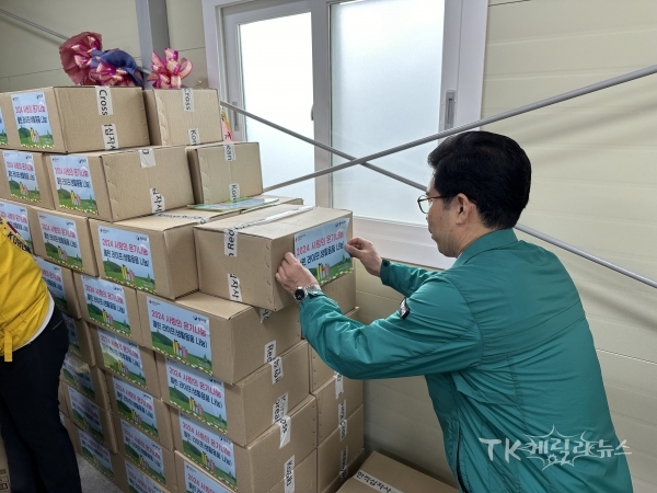 김광열 영덕군수가 적십자 봉사원들과 함께 생활용품 세트를 제작하고 있다. 사진=경북적십자사