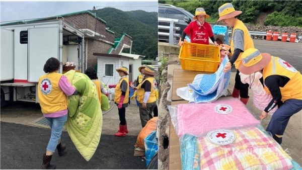 적십자 봉사원들이 이동세탁차량을 이용해 침수된 이불을 세탁하고 있다. 사진=경북적십자사