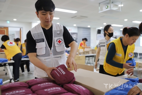 적십자 직원이 완성된 일시구호세트를 박스에 담고 있다.  사진=경북적십자사