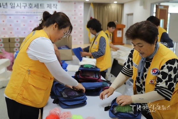 일시구호세트를 만드는 적십자봉사원의 모습.  사진=경북적십자사