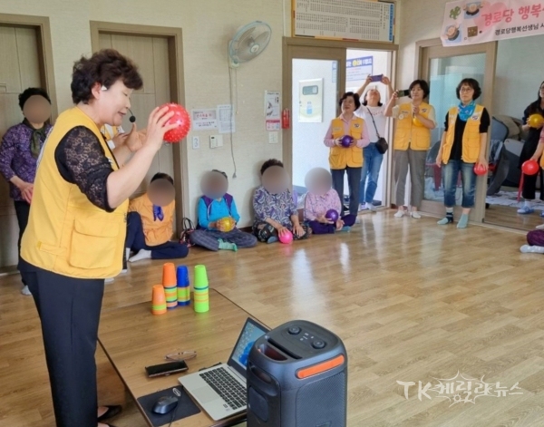 음악에 맞춰 도구를 활용한 손 체조를 진행하고 있는 적십자 봉사원과 어르신들의 모습 (사진 왼쪽) 김성자 회장.  사진=경북적십자사