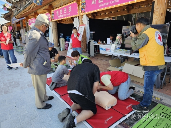 적십자 응급처치강사의 지도에 따라 심폐소생술을 체험하고 있는 시민들의 모습. 사진=경북적십자사