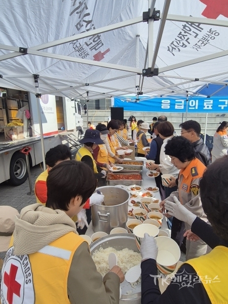 적십자봉사회 칠곡지구협의회 소속봉사원들이 2024년 재난대응 안전한국 훈련에 참여해 재난구호급식 활동 훈련을 실시하고 있다.  사진=경북적십자사