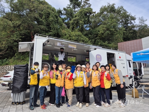 적십자봉사회 칠곡지구협의회 소속 봉사원들이 2024년 재난대응 안전한국 훈련에 참여한 후 기념 촬영을 하고 있다.  사진=경북적십자사