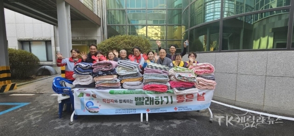 적십자봉사회 구미시지구협의회가 11일 취약계층을 위한 ‘찾아가는 세탁 봉사’를 실시하고 기념 촬영을 하고 있다.  사진=경북적십자사