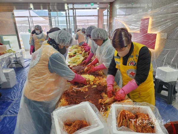 예천군지구협의회 봉사원들이 다가오는 겨울을 맞아 취약계층 이웃을 위해 직접 김장을 하고 있다. 사진=경북적십자사
