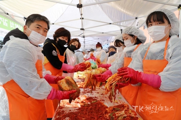김장 김치를 만드는 경북개발공사 직원과 적십자 봉사원들의 모습. 사진=경북적십자사
