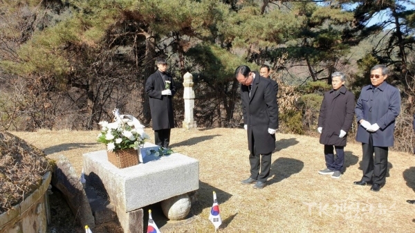 예천 장윤덕 지사 묘소 참배. 사진=경북북부보훈지청