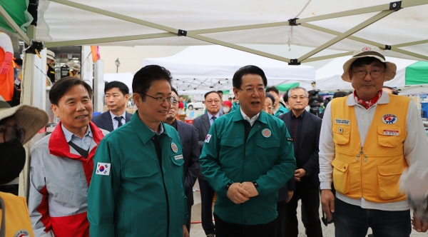 27일, 김영록 전라남도지사와 이철우 경상북도지사, 김재왕 경북적십자사 회장이 의성군 임시청사를 방문하여 구호 활동을 펼치고 있는 적십자 봉사원들을 격려하고 있다.  사진=경북적십자사
