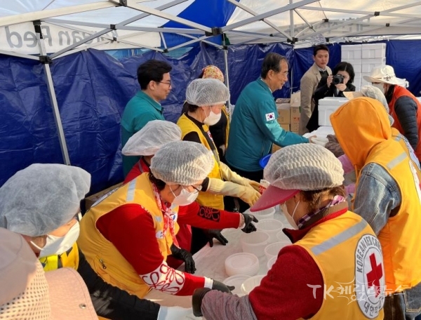 2일, 한덕수 국무총리가 경상북도 영덕군 산불 피해 임시대피소인 영덕군민체육센터를 방문해 이재민을 위로하고, 구호 활동을 펼치고 있는 적십자사 봉사원들을 격려했다. 사진=경북적십자사