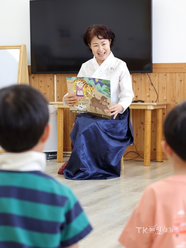 한진란(11기, 대구) 이야기할머니 활동 모습(경북대학교유치원). 사진=한국국학진흥원