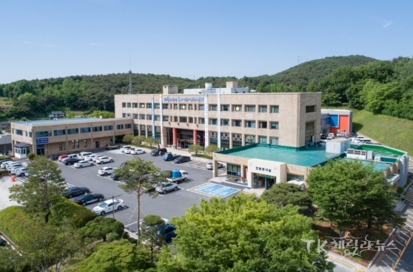 충청남도 청양군 공무원 491명이 경상북도 산불 피해 복구 및 이재민 지원을 위해 모은 성금 1,122만원을 기부했다사진=