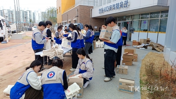 생활용품 꾸러미를 제작하는 경북 대학RCY(Red Cross Youth)단원들의 모습. 사진=경북적십자사
