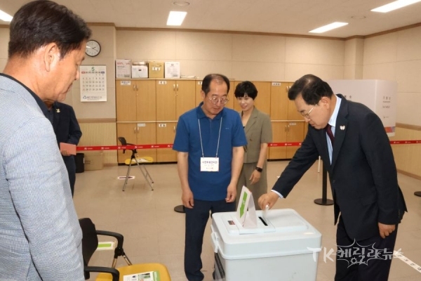 주낙영 경주시장이 28일, 제21대 대통령선거 사전투표를 하루 앞두고 동천동 사전투표소를 방문해 현장 점검을 실시했다. 사진=경주시