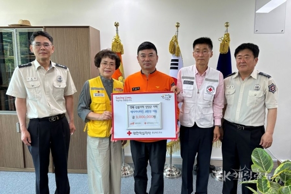 영양소방서 멕시카나 치킨교환권 전달식 (사진 좌측부터) 박정순 적십자봉사회 영양군협의회 회장, 김석곤 영양소방서장. 사진=경북적십자사