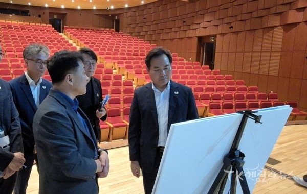 김학홍 경북도 행정부지사는 23일 정상회의 기간에 개최하는 경제행사(CEO Summit) 주 개최 장소인 경주 예술의전당을 방문해 현황과 진행 상황을 자세히 살피고 있다.   사진=경북도